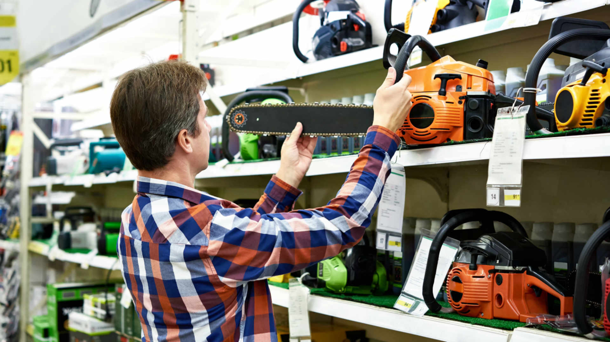 Wyposażenie sklepu ogrodniczego - kosy, kosiarki, piły spaliniowe i inne akcesoria ogrodnicze